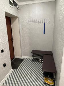 ein Zimmer mit einer Bank und einer Wand mit Linien darauf in der Unterkunft Апартаменты у Натальи in Aqtau