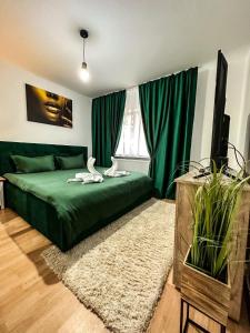 - un lit vert dans une chambre avec des rideaux verts dans l'établissement Zara’s Home Apartaments, à Petroşani