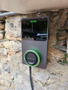 un sistema de audio para coches unido a una pared de piedra en Villa Pina, en Laigueglia