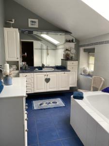 cocina grande con bañera y fregadero en Maison de Campagne Le Pâtis aux Chevaux proche circuit 24H et Le Mans, en Challes