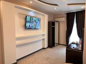 TV a/nebo společenská místnost v ubytování Astor Hotel