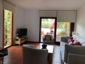 Televízia a/alebo spoločenská miestnosť v ubytovaní CASA GRANADO en Cabo de Gata