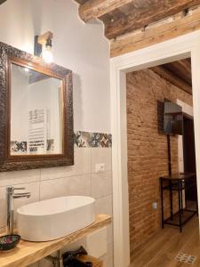 uma casa de banho com um lavatório branco e um espelho. em Old town Chioggia apartments em Chioggia