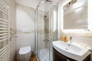 een badkamer met een wastafel, een douche en een toilet bij SUITE 35 Collection - Soggiorna con stile nel Cuore di Siena in Siena