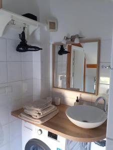 a bathroom with a sink and a washing machine at Apartment 3 im Martinsgarten Angermünde in Angermünde +18 photos