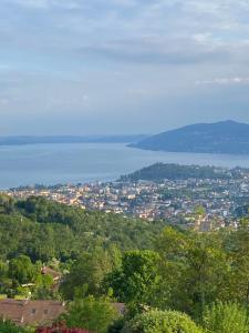 uma vista para uma cidade e para o oceano a partir de uma colina em Love Family em Vignone