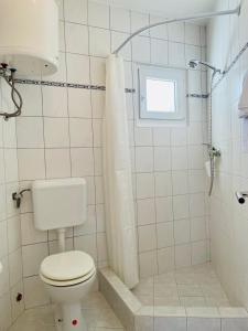ヴォディツェにあるApartments Eniのバスルーム(トイレ、窓付きシャワー付)