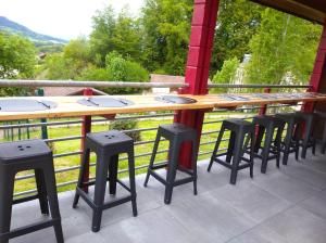 Widok na góry z tego domu w stylu alpejskim