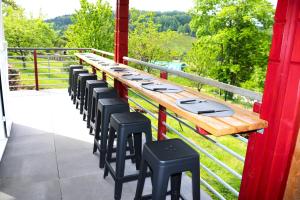 długi stół i krzesła na balkonie z drzewami w obiekcie Chalet idéal 4-8 pers avec garage 20 mn Gérardmer w mieście Vienville