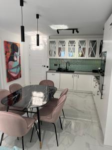 Zdjęcie z galerii obiektu Marbella Playa Real with sea view w Marbelli
