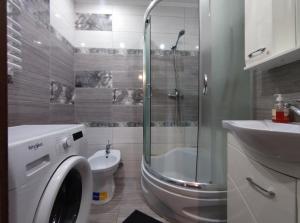 La salle de bains est pourvue d'une douche, de toilettes et d'un lavabo. dans l'établissement 2-х кімн квартира в новобудові, à Ternopil