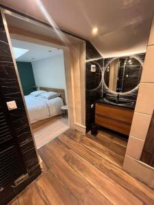 Giường trong phòng chung tại Appartement - Saint-Blaise +2 ảnh