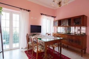 a dining room with a table and a television at DaFramanco2 Country house close to 5 Terre in Quaratica