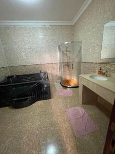 baño con jarrón de cristal y lavabo en Haramous Guest House, en Yibuti