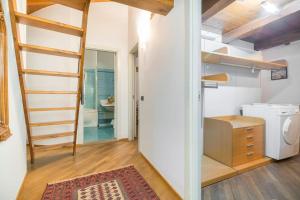 Habitación pequeña con escalera y baño. en Casa Anita, en Mergozzo