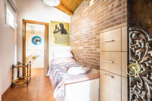 - une chambre avec un lit dans un mur en briques dans l'établissement Cottage degli acquedotti, à Rome
