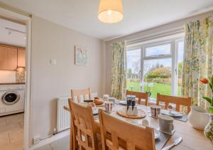 cocina y comedor con mesa y sillas en 2 The Homestead en Frostenden