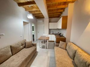 uma sala de estar com um sofá e uma mesa em Maison Apartments em Vlorë