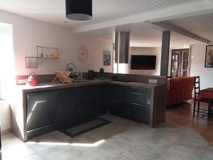 Kuchyňa alebo kuchynka v ubytovaní Le Val Danse - Maison de caractère de 1870 - Rénovée en 2020
