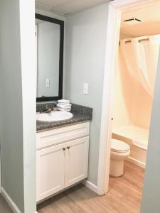 uma casa de banho com um lavatório e um WC em Ocean Plaza Motel em Myrtle Beach