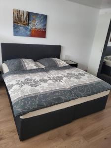 1 cama grande en un dormitorio con marco de cama en Fiona en Kandern