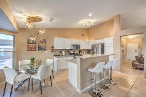 Foto Las Vegases asuva majutusasutuse Sunset Swim - Modern Vegas Heated Pool Retreat galeriist