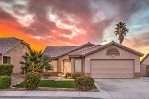 une maison avec un garage en face d'un coucher de soleil dans l'établissement Sunset Swim - Modern Vegas Heated Pool Retreat, à Las Vegas