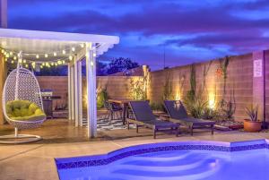 Foto Las Vegases asuva majutusasutuse Sunset Swim - Modern Vegas Heated Pool Retreat galeriist