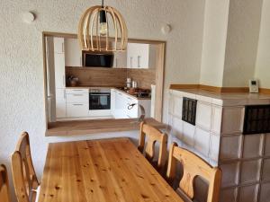 a dining room with a table and a kitchen at Ferienhaus Heinz in Heiligkreuzsteinach