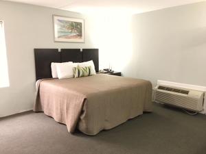 Säng eller sängar i ett rum på Ocean Plaza Motel