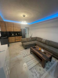 ein Wohnzimmer mit einem Sofa und einem Couchtisch in der Unterkunft Chill Apartment in Sarajevo