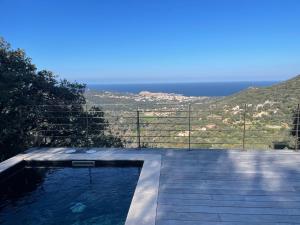 une piscine avec vue sur l'océan dans l'établissement Casa di l’alivi, à Santa-Reparata-di-Balagna