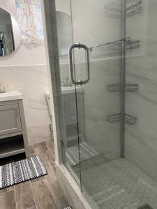 La salle de bains est pourvue d'une douche avec une porte en verre. dans l'établissement Marvelous Modern apartment at perfect location, à Mount Vernon