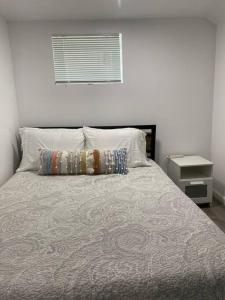 Mount Vernon的住宿－Marvelous Modern apartment at perfect location，一间卧室配有一张带枕头和窗户的床