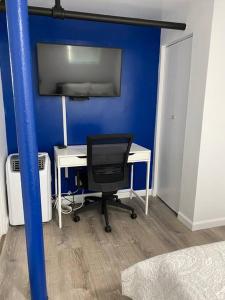 - un bureau avec un ordinateur dans une chambre dotée d'un mur bleu dans l'établissement Marvelous Modern apartment at perfect location, à Mount Vernon