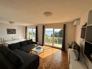 TV a/nebo společenská místnost v ubytování Apartments Matejčić