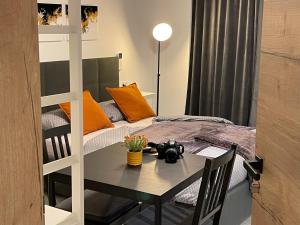 um quarto com uma mesa com uma câmara numa cama em Apartments Piranom em Piran