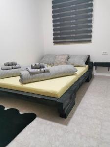 uma cama grande num quarto com duas almofadas em Guesthouse NADIA em Senj