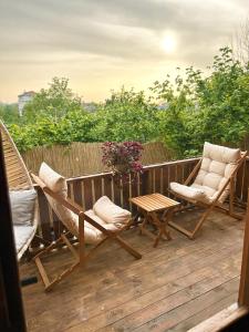 2 sillas y una mesa en una terraza en Akçakoca ağaç ev, en Duzce