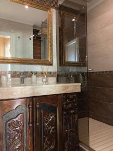 een badkamer met een houten wastafel en een douche bij Apart 47 in Smolyan