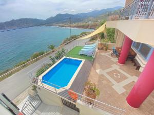 una casa con piscina vicino all'oceano di Pyxida a Mochlos