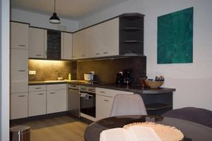 Dapur atau dapur kecil di MD-5 Stadtfeld Beimsstrasse 81 - Appartement Domblick - Parkplatz - Balkon - 2Einzelbetten - Schlafsofa