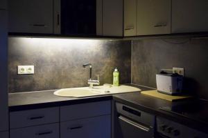 Dapur atau dapur kecil di MD-5 Stadtfeld Beimsstrasse 81 - Appartement Domblick - Parkplatz - Balkon - 2Einzelbetten - Schlafsofa +10 gambar