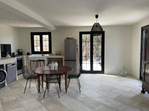 une cuisine avec une table, des chaises et un réfrigérateur dans l'établissement Casa di l’alivi, à Santa-Reparata-di-Balagna 8 autres photos