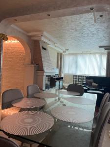 una sala de conferencias con mesas, sillas y chimenea en Apart 47, en Smolyan