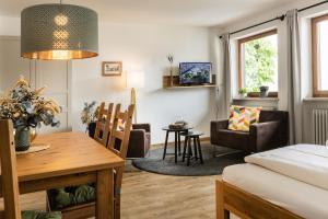 a living room with a table and a dining room at Ferienapartment Marktblick in Oberstdorf