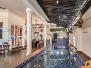 a pool in the middle of a building with a lobby at 5BR IndoorPrivate Pool Villa BathTub BBQ Steamboat in Melaka