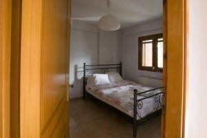 Ένα ή περισσότερα κρεβάτια σε δωμάτιο στο Quiet Panoramic Sea View Home -Large Balcony