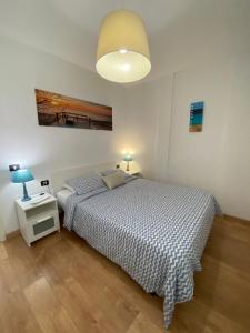 1 dormitorio con 1 cama y 1 mesa con lámpara en Blue relax Candelaria, en Candelaria