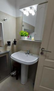 ein Badezimmer mit einem weißen Waschbecken und einem Spiegel in der Unterkunft Cabañas Montoya in Paraná